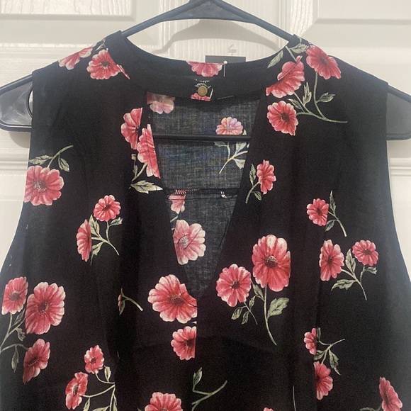 NWT  Black Floral Flowy Tank with Keyhole V Neck - Picture 7 of 10
